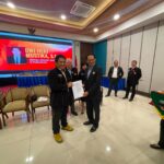 FOTO: Ketua Komisi Media & Publikasi Badan Pengurus Wilayah (BPW) Persatuan Advokat Indonesia (Peradin) Jawa Timur (Jatim), Dwi Heri Mustika, S.H.,M.H menerima SK Kepengurusan dari Sekjen BPP PERADIN Dr. Hendrik E. Purnomo