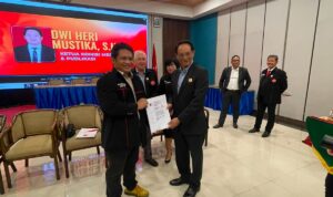 IMG-20260804-WA0000 FOTO: Ketua Komisi Media & Publikasi Badan Pengurus Wilayah (BPW) Persatuan Advokat Indonesia (Peradin) Jawa Timur (Jatim), Dwi Heri Mustika, S.H.,M.H menerima SK Kepengurusan dari Sekjen BPP PERADIN Dr. Hendrik E. Purnomo