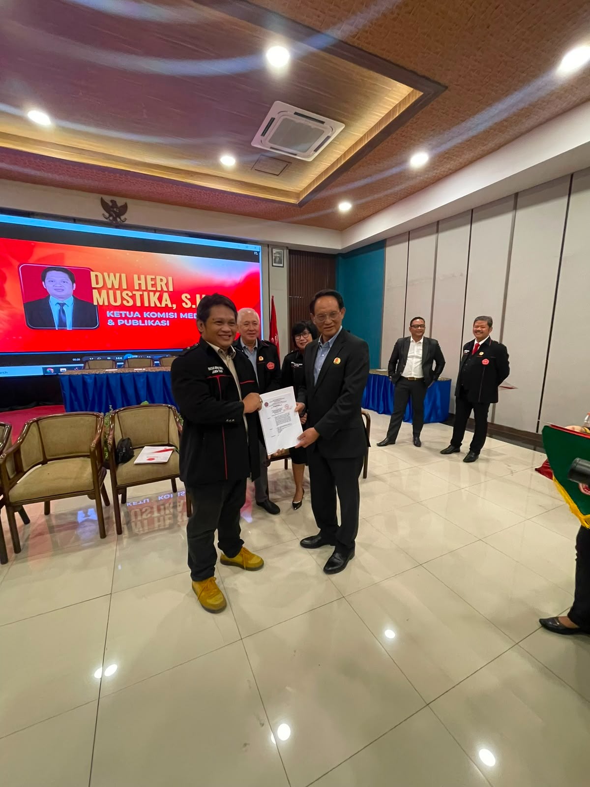 FOTO: Ketua Komisi Media & Publikasi Badan Pengurus Wilayah (BPW) Persatuan Advokat Indonesia (Peradin) Jawa Timur (Jatim), Dwi Heri Mustika, S.H.,M.H menerima SK Kepengurusan dari Sekjen BPP PERADIN Dr. Hendrik E. Purnomo